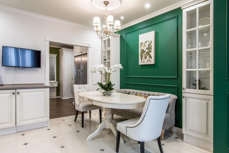 La combinación con el color esmeralda en el interior.