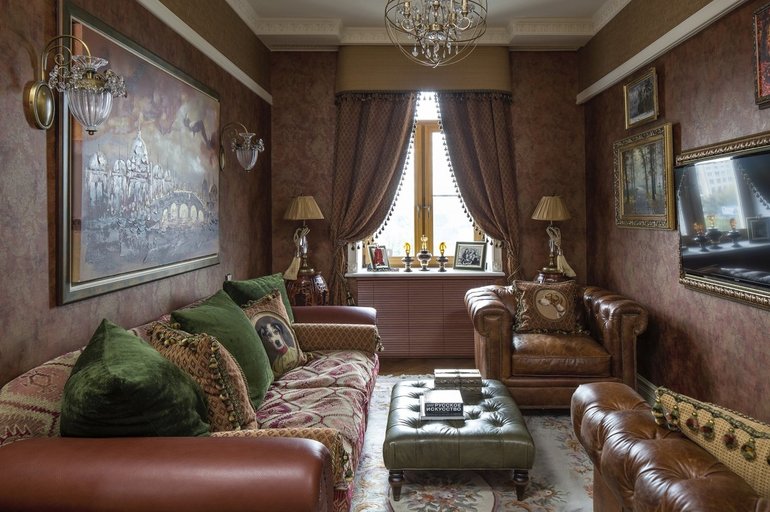  El uso de cuero y tela al estilo inglés.