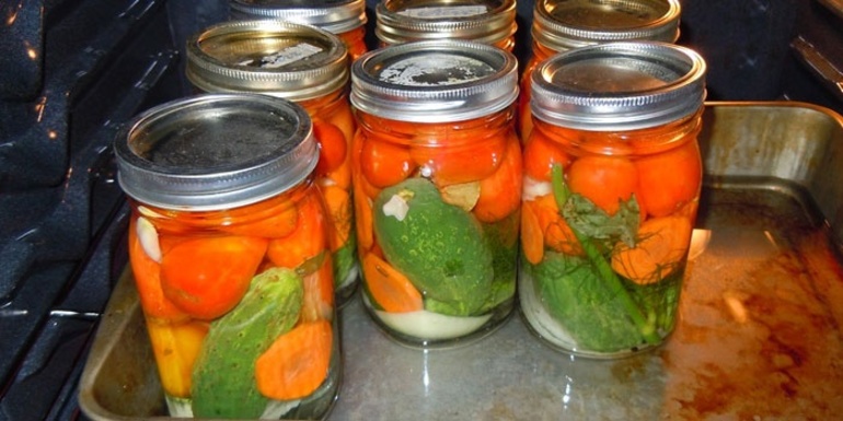 La duración del procedimiento para calentar latas en el horno.