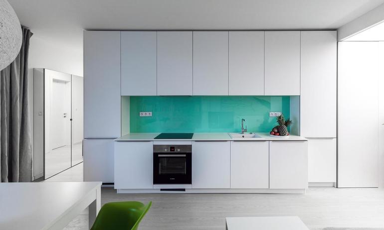 Delantal turquesa con cocina blanca