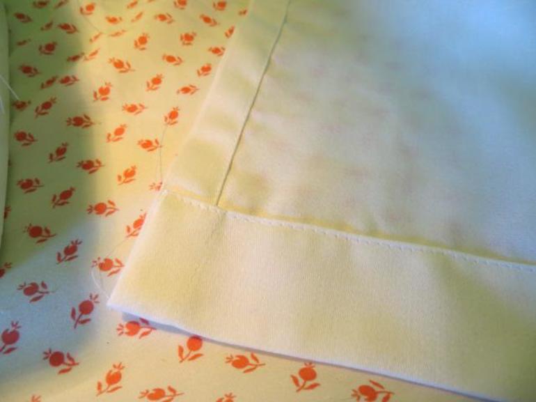 Usando una máquina de coser cortina