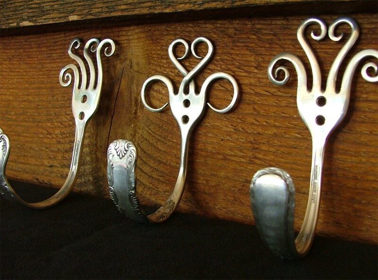 Abrigos elegantes en el pasillo.