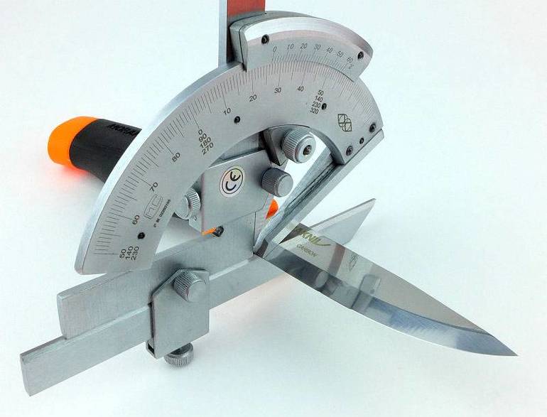 Tijeras y transportador para determinar el ángulo de afilado de cuchillas