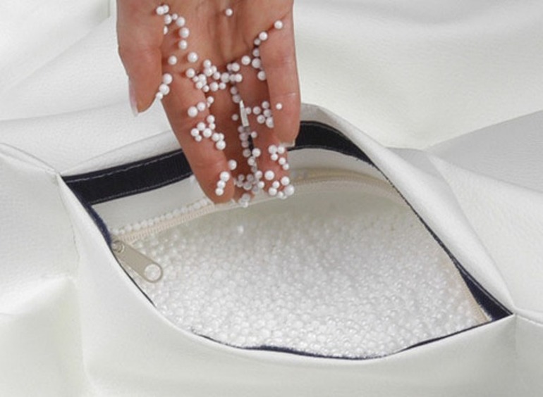 Vierta periódicamente una nueva porción de relleno en la silla