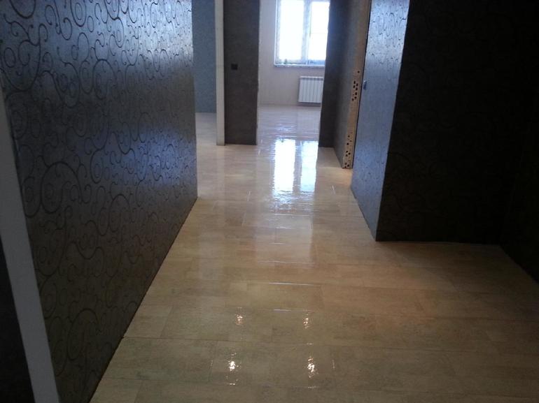Pisos a granel en el pasillo