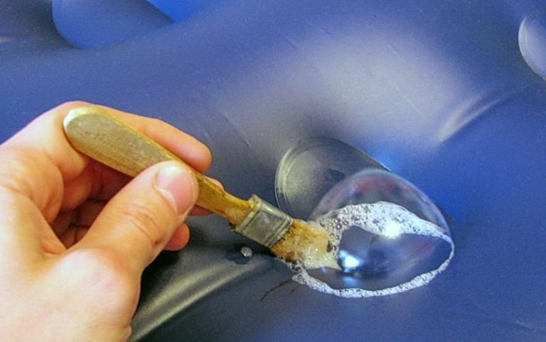 Encontrar daños en un colchón de aire