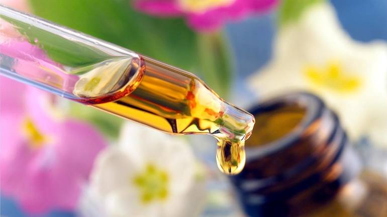 En lugar de la picadura, debe gotear aceite de girasol