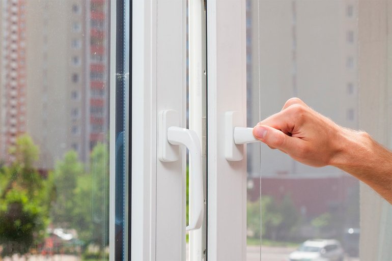 La ventana de plástico no se cierra.