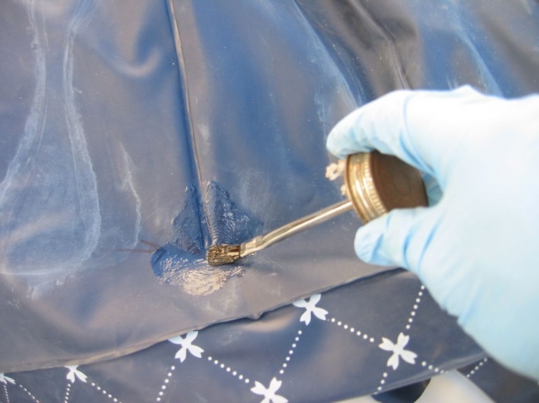 Sellando la piscina con vulcanización en frío.