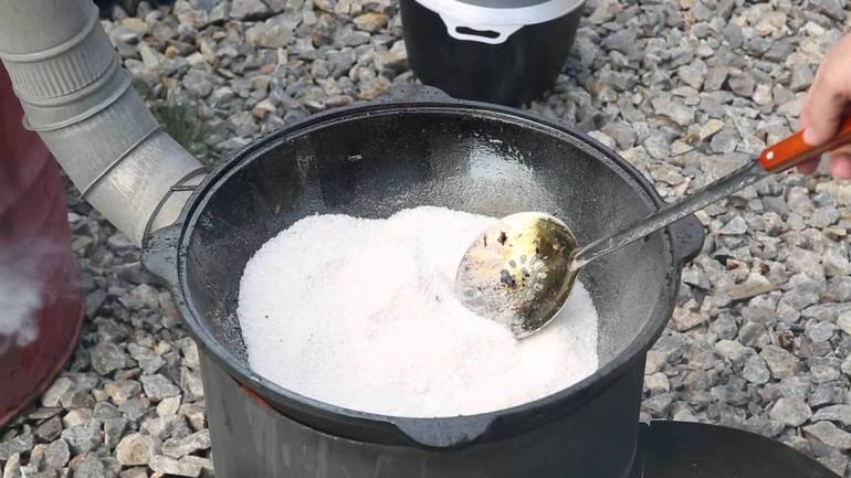 Cómo quemar un caldero nuevo