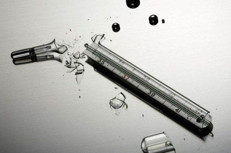 Cómo deshacerse de un termómetro de mercurio roto