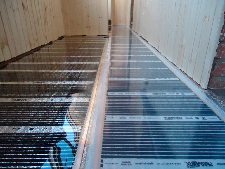 La calefacción por suelo radiante se encuentra en el balcón.