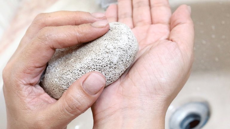 Cómo quitar el pegamento de las manos con piedra pómez,