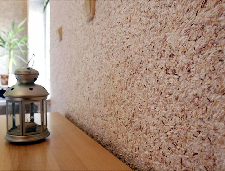 Cómo empapar papel tapiz líquido