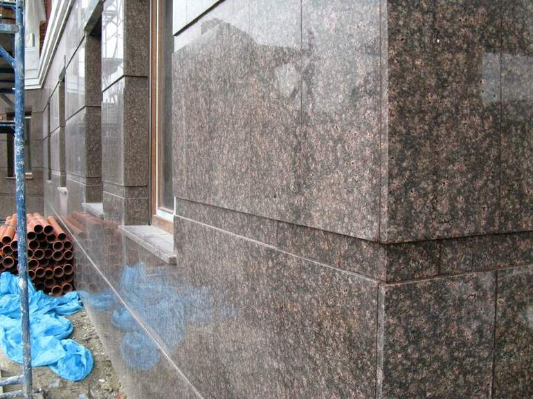 El granito es un material caro y duradero.