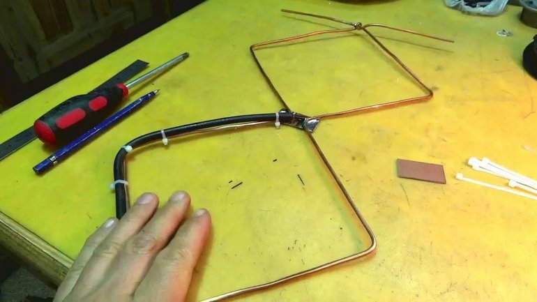 Colocación y conexión de una antena de decímetro.